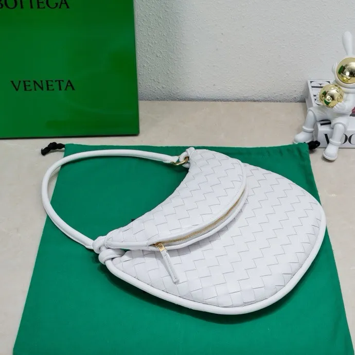 Batch 1860 Bv Shu Qi's same "Gemelli" twin bag 👇 Locked in advance 24 years of hot style 💕 Gemelli is paired with two half-moon shaped bags, matched with the brand's iconic intrecciato woven sheepskin, equipped with a detachable tubular handle, which can be used as a clutch, on the shoulder or by flipping the small crescent moon as a handle, or as a long shoulder strap 🉑️ crossbody The dual design has a personalized yet charming attitude, and the eye-catching visual impact brings an elegant and fashionable feeling. It is a bag worth buying💥 Size: 36x25x10, Model: 4281#